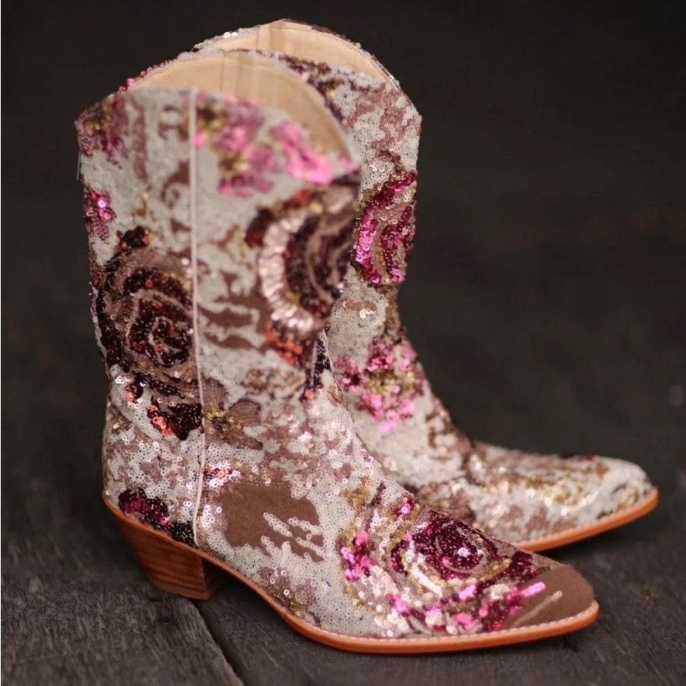MoMo New York “Inga” Sequin Embroidered Western Cowboy Boots - size 8